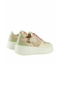 Sneaker beige con stampa a mappa testurizzata, dettagli verdi e lacci rosa. Presentano una suola piattaform bianca spessa per un'altezza aggiuntiva.