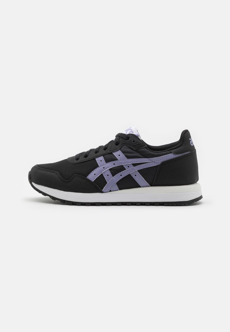 Sorte sneakers med lilla detaljer, mesh- og syntetisk overdel, snøring, polstret såle og flat gummisåle for godt grep.