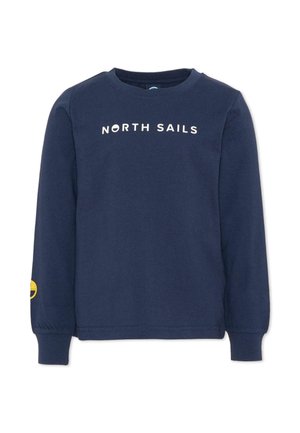 Camisa azul marino de manga larga con texto "NORTH SAILS" en el pecho y un pequeño logo circular amarillo cerca del puño izquierdo.