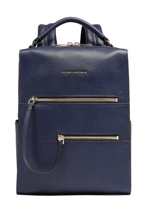 Zaino in pelle blu navy con due tasche frontali orizzontali con zip e una maniglia superiore.