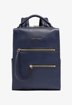 Mochila de cuero azul marino con dos bolsillos frontales horizontales con cremallera y una asa superior.