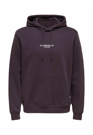 Mørk lilla hoodie med snor i hætten, frontal kængurulomme og hvid trykt tekst på brystet. Blødt materiale, ribbede manchetter og kant.