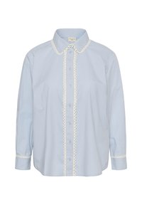 Chemise bleu clair à manches longues avec boutons, bordée de dentelle blanche festonnée sur le col, la patte de boutonnage avant et les poignets.