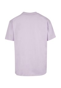 Lavendel bomulds t-shirt, korte ærmer, rund hals, enkel design, blød tekstur, typisk afslappet pasform. Ingen synlige logoer eller mønstre.