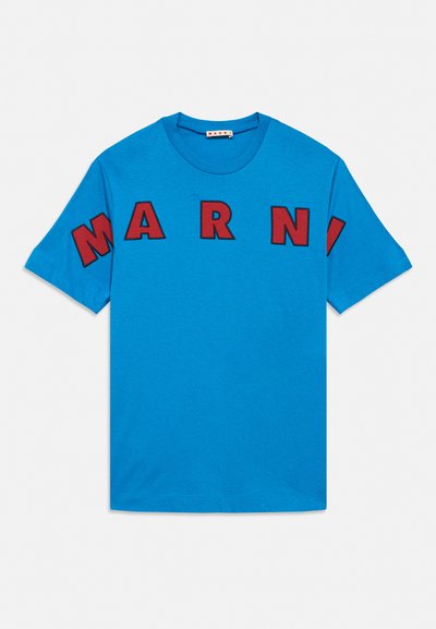 T-shirt bleu à manches courtes avec de grandes lettres rouges formant le mot « MARNI » sur la poitrine et les manches.
