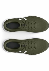 Chaussures de sport en maille vert olive avec des accents blancs, dotées d'un col rembourré, d'un design à lacets et d'une semelle texturée.