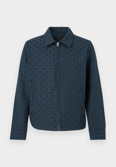 Σκούρο μπλε μπουφάν με φερμουάρ, με διακριτικό μοτίβο σκακιέρας, γιακά, μακριά μανίκια και διαγώνιες μπροστινές τσέπες.