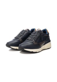 Zapatillas de navy oscuro con un upper de cuero texturizado, diseño de cordones, cremallera lateral y suela color crema. Presenta un interior azul y un acento color marrón.
