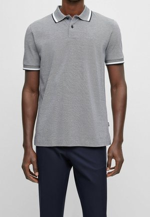 Polo gris en tissu texturé, avec une patte de boutonnage à deux boutons, col contrasté et finitions des manches en marine et blanc, logo sur la poitrine.