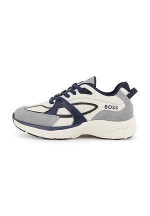 Baskets basses blanches, grises et bleu marine avec fermeture à lacets, superpositions texturées et le mot "BOSS" sur le côté.