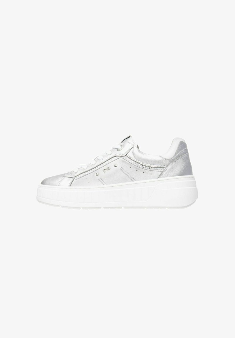 Baskets métalliques argentées avec une tige texturée, semelle épaisse blanche, détails cousus et œillets pour les lacets. Dotées d'un bout rond.