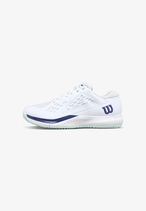 Witte sportschoen met marineblauwe accenten, geperforeerde zijkanten voor ventilatie en een gestructureerde zool voor grip, bekeken vanaf de buitenkant.