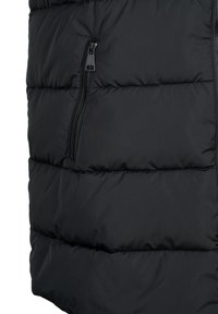 Svart pufferväst med quiltad design, horisontella bälgar och en dragkedjeficka. Tillverkad av mjukt, lättviktigt tyg.