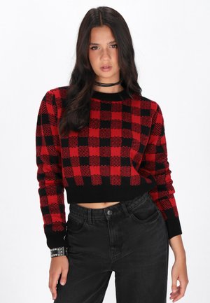 Rot-schwarzer karierten Pullover, verkürztes Design, gestrickte Textur, runder Halsausschnitt, kombiniert mit schwarzen hoch taillierten Hose.