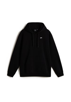 Sudadera negra de tela suave que presenta un bolsillo canguro delantero, capucha con cordón y un pequeño logotipo gráfico en el pecho.
