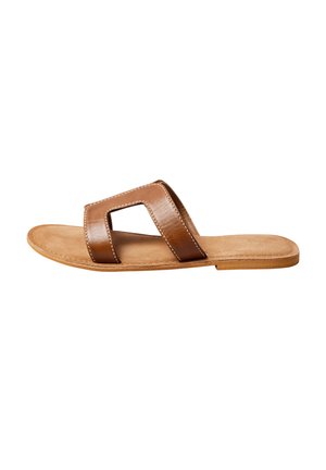 Sandale à glissière en cuir marron avec une large bride présentant une découpe rectangulaire, semelle plate et coutures blanches visibles sur fond blanc.