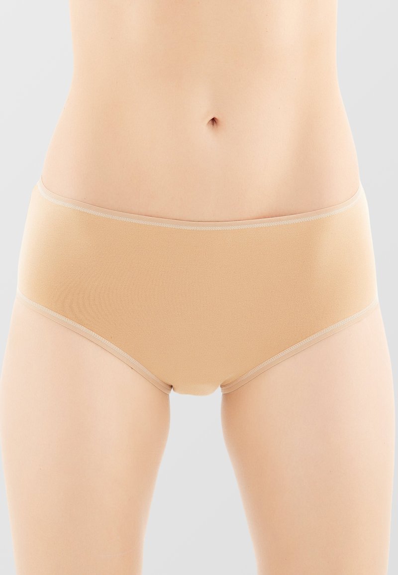 Mutande hipster in cotone beige con una texture liscia, design minimalista e una cintura elastica sottile a contrasto. Senza ulteriori motivi o dettagli.
