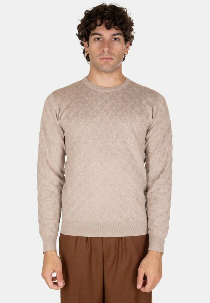 Maglione beige lavorato a maglia con un motivo a diamante testurizzato, colletto rotondo e maniche lunghe, realizzato in materiale morbido. Scollo aderente in vita.