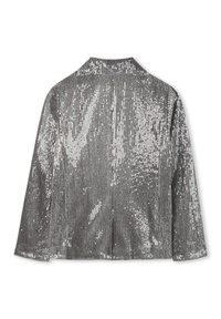 Srebrna kurtka z cekinami, z kołnierzem, ozdobiona pionowymi liniami cekinów, z długimi rękawami i prostym krojem u dołu.