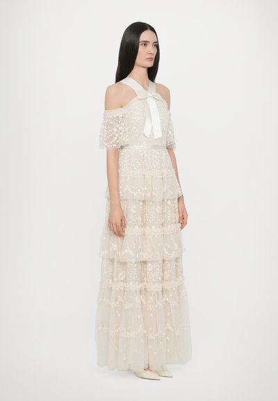 Off-the-shoulder, gelaagde maxi-jurk van doorzichtig crème stof, met geborduurde bloemenpatronen, lintdetails en gerafelde randen.