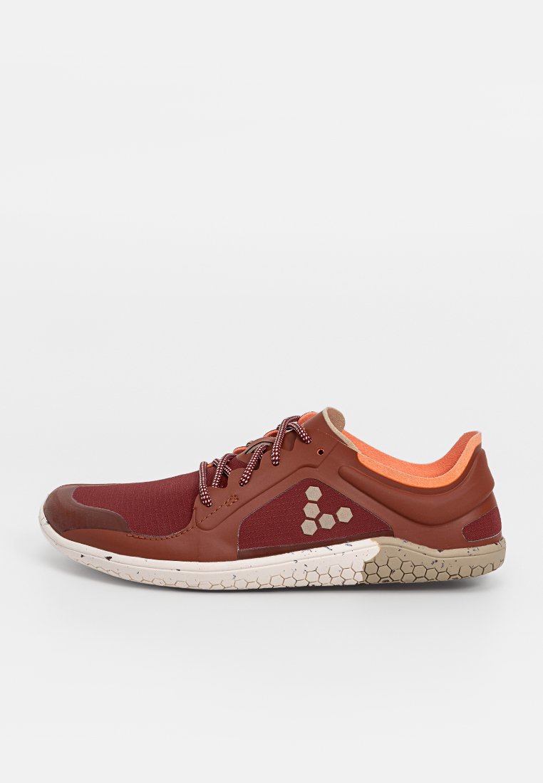 Zapatilla deportiva baja en tonos marrón y burdeos con suela beige de patrón hexagonal, cordones estampados y cuello acolchado naranja.