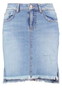 Helles blaues Jeansrock mit ausgefranstem Saum, verwitterten Details, metallischem Knopfverschluss und Fünf-Taschen-Design.