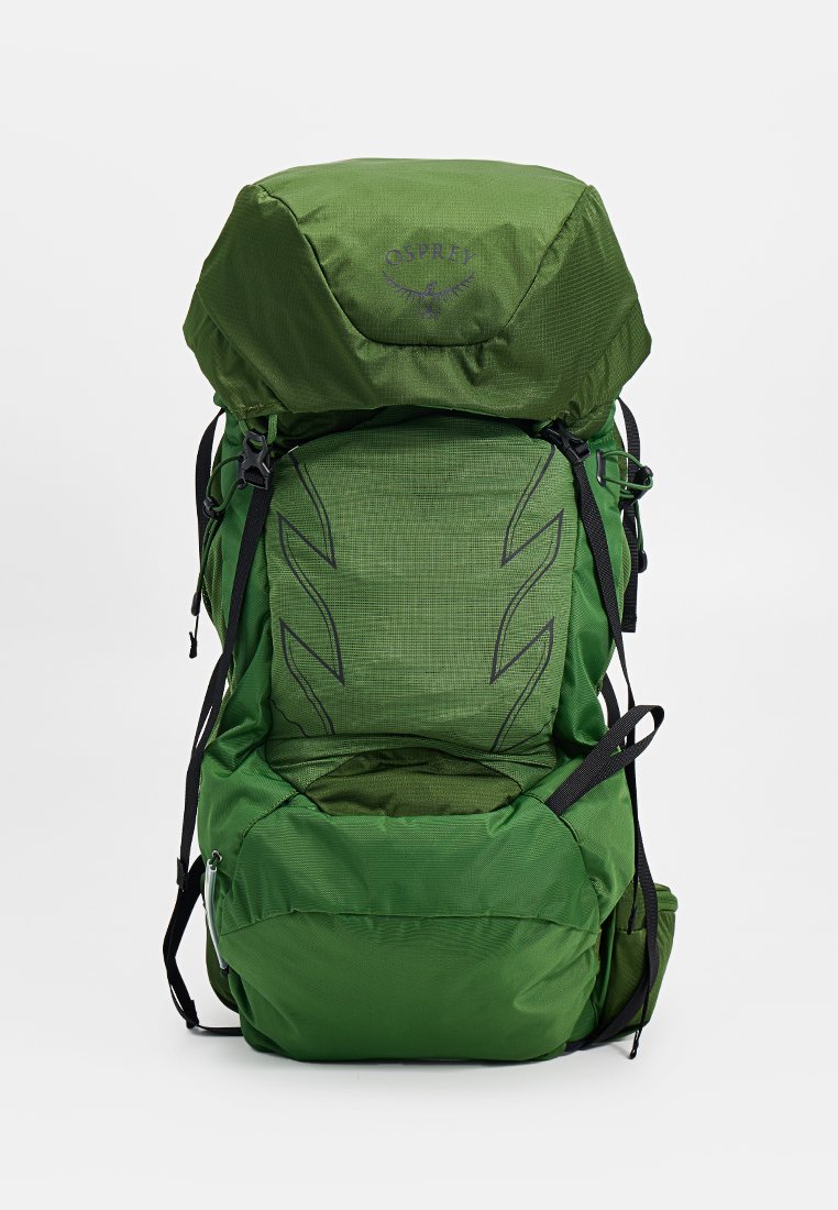 Mochila de senderismo verde con un material texturizado, diseño de tapa superior, correas ajustables y múltiples compartimentos para almacenamiento.