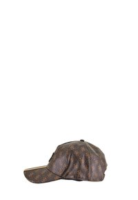 Cappellino da baseball in tessuto marrone a motivo con una texture lucida, caratterizzato da una visiera curva e cuciture decorative lungo le cuciture.