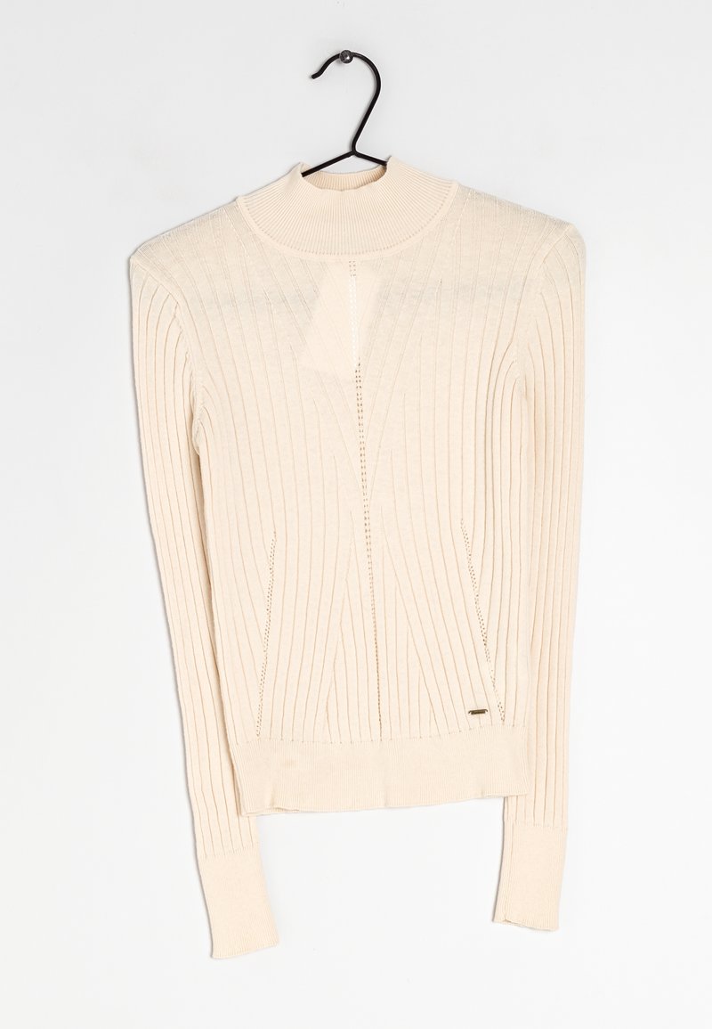 Pull beige clair côtelé à manches longues avec un col montant, présentant un motif texturé et un petit logo près de l'ourlet.