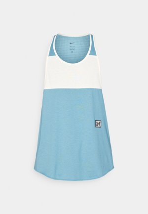 Camiseta sin mangas de Nike en azul y blanco, con un escote redondeado, fabricada con material suave, un diseño en bloques de color y un pequeño parche con el logo en el dobladillo.