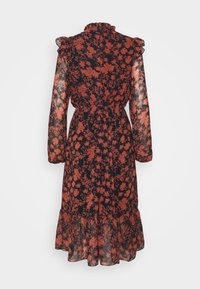 Sort midi-kjole med lange gennemsigtige ærmer, rødt blomster mønster, flæsemanchetter og kant samt elastisk liv, vist fra ryggen.