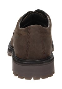 Chaussure en cuir suédé marron avec une surface texturée, des coutures proéminentes, une semelle en caoutchouc robuste et un design profil bas, vue de l'arrière.