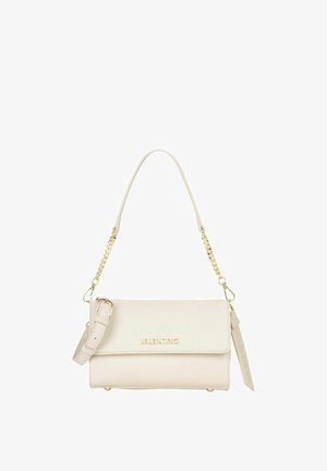 Sac à main Valentino en cuir beige clair avec rabat, chaîne et bandoulière dorés, logo embossé et détails métalliques dorés.