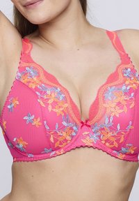 Roze bh met bloemgeborduurde details in oranje en blauw, met een gegolfde rand, verstelbare banden en een kleine strikaccent in het midden.