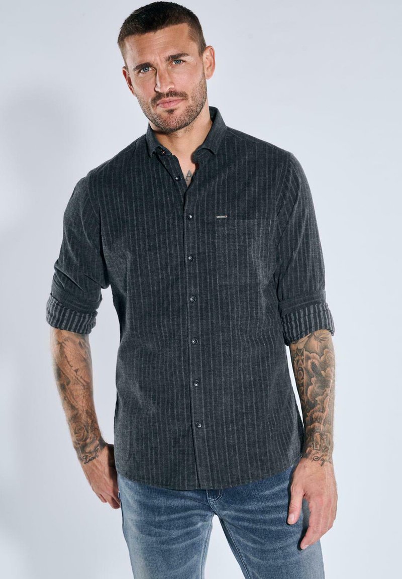 Herrenhemd in Dunkelgrau mit feinen vertikalen Streifen, langen Ärmeln mit aufgerollten Manschetten und einer Brusttasche. Strukturierter Stoff.