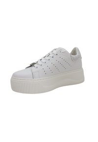 Sneaker bianco con suola platform, tomaia in pelle liscia, dettagli perforati sui lati e un accento scintillante sul tallone.