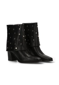 Botas de cuero negras hasta el tobillo con una parte superior plegada adornada con tachuelas en tono plateado, puntera afilada y tacón apilado.