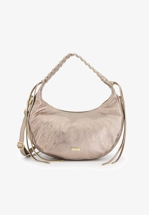 Sac à main en bronze métallique avec une texture douce, en forme de croissant, anse tressée, et accents en métal doré. Franges latérales ajustables.