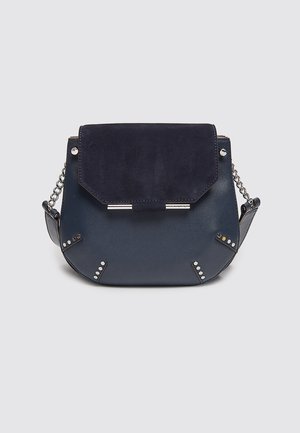 Sac bandoulière en cuir bleu foncé avec rabat en daim, bandoulière chaîne argentée et petits clous argentés aux coins avant.