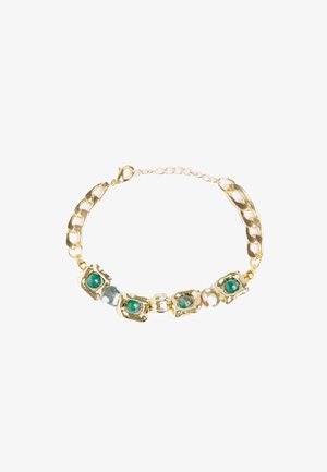 Gouden armband met groene stenen in metaalmetingen met patronen, afgewisseld met gladde kralen en een sluiting met een kreeftenhaak.