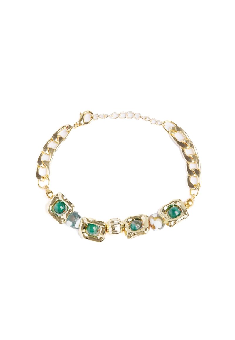 Bracciale in oro con pietre verdi incastonate in montature metalliche decorate, alternate a perle lisce e con chiusura a moschettone.