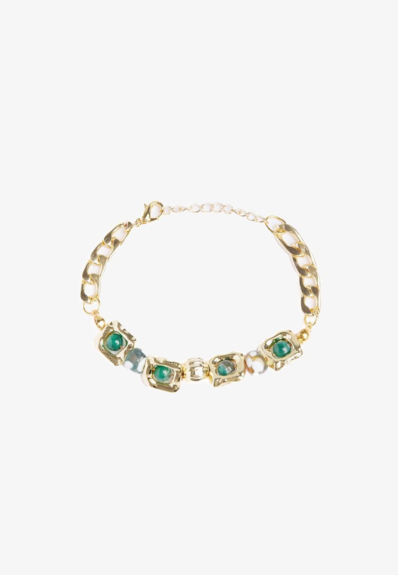 Bracelet en chaîne dorée avec des pierres vertes insérées dans des sertissages en métal décorés, alternant avec des perles lisses et une fermeture à scratch.