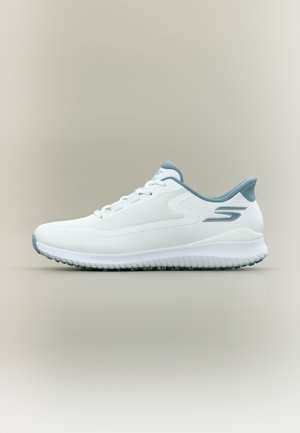 Scarpa da ginnastica bianca con accenti azzurri, suola testurizzata, design con lacci e logo "S" stilizzato sul lato.