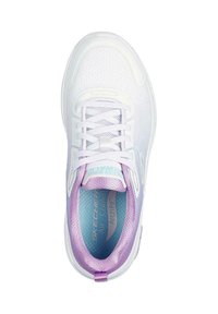 Zapatilla deportiva blanca con parte superior de malla texturizada, acentos lavanda, cierre de cordones y una plantilla azul marcada como "Air-Cooled Arch Fit."