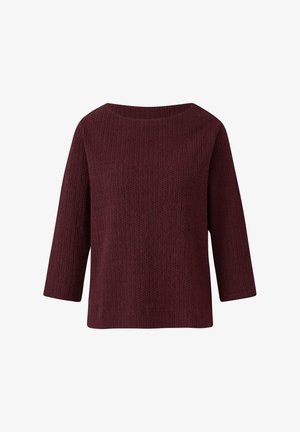 Burgundska pulover iz strukturiranega pletenja z ladijskim izrezom in rokavi do tri četrtine, prikazan na enobarvni beli podlagi.