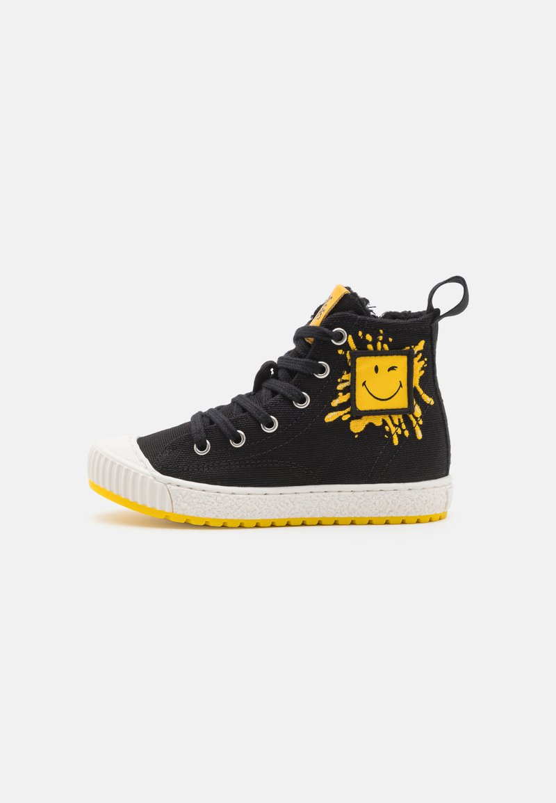 Scarpe da ginnastica alte in tela nera con punta in gomma bianca e suola gialla. Presentano una grafica di un sorriso giallo e lacci neri.