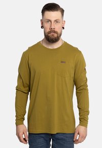 Olivegrünes Langarmhemd mit Rundhalsausschnitt, einer Brusttasche und Markenlabel. Weicher Stoff mit lockerem Schnitt.