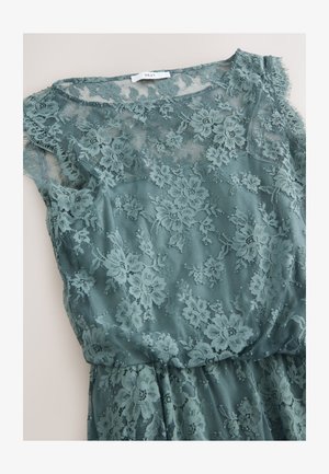 Žydros spalvos nėriniuota suknelė su gėlių raštu, permatoma liemenėle ir trumpomis rankovėmis. Išskirtinė tekstūra ir laisvai krentanti linija. Matoma prekės ženklo etiketė.