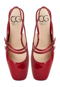 Červené lakované kožené boty slingback s dvěma nastavitelnými popruhy, čtveratou špičkou a světle béžovou stélkou. Pozoruhodné značení na stélce.