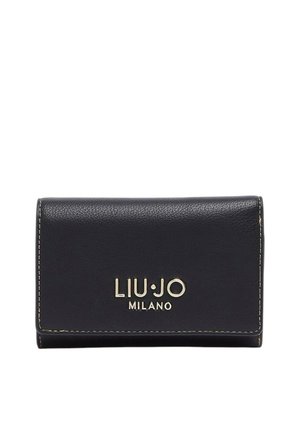 Portafoglio in pelle nera con cuciture bianche e logo metallico "Liu Jo Milano" centrato sulla patta frontale.